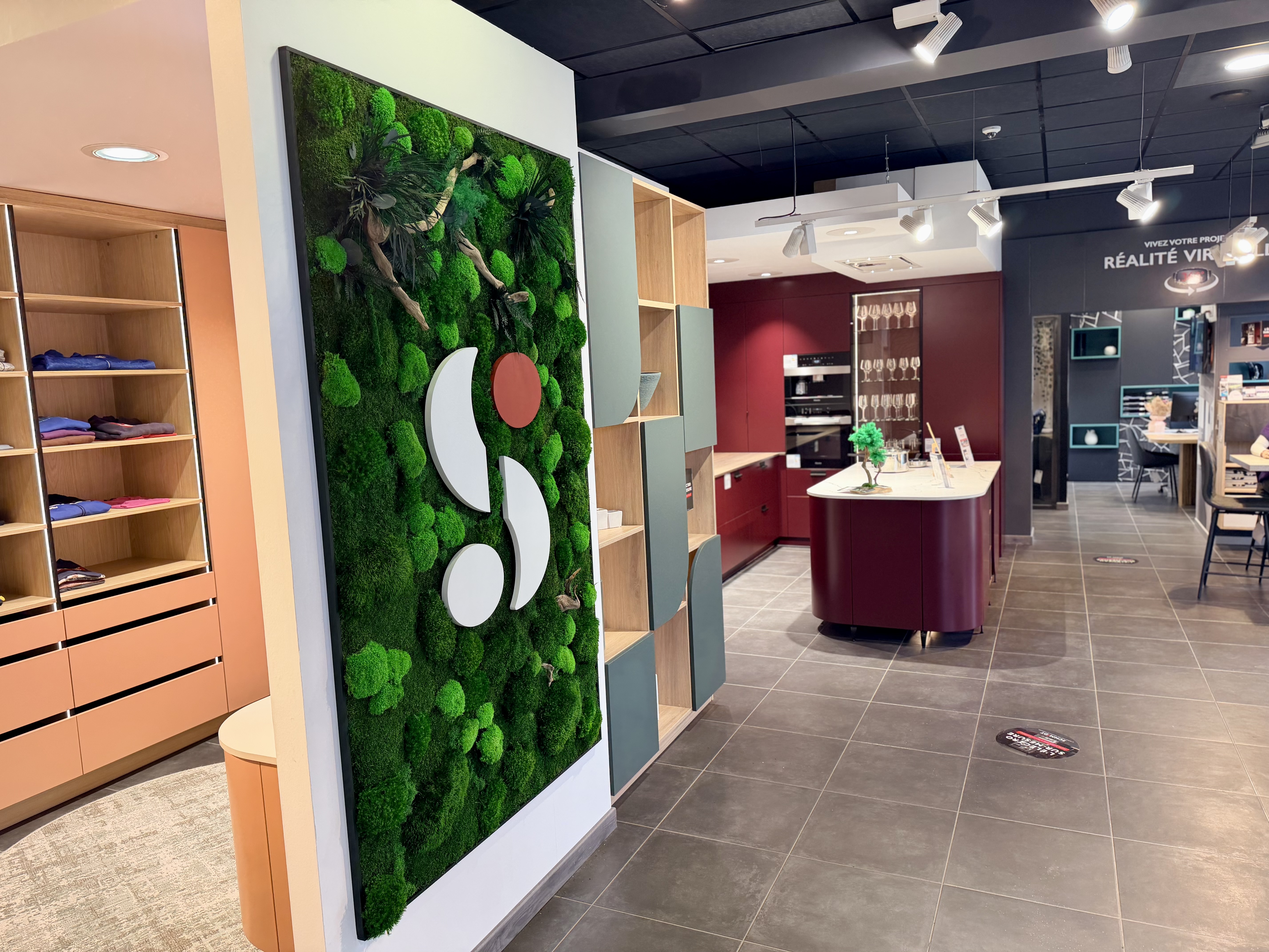 Mur végétal sur mesure dans un showroom